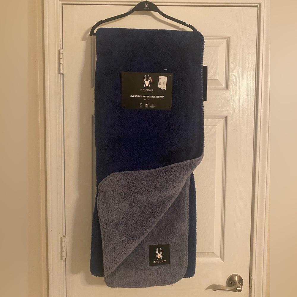 Spyder Reversible Plush Throw Blanket in Nav/Gray. 60X70. NWT on Logo Hanger.